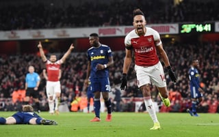 Pierre-Emerick Aubameyang (d) celebra luego de marcar el último gol del Arsenal ante Fulham.
