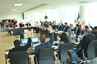 Comisiones.- El Cabildo aprobó en la primera Sesión Ordinaria de ayer martes primero de enero, la integración de 19 comisiones de regidores. Van 12 para el PAN, 4 para el PRI y 3 para Morena. (FERNANDO COMPEÁN)