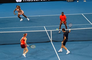 Belinda Bencic y Roger Federer (abajo) derrotaron 4-2, 4-3 a Serena Williams y Frances Tiafoe.