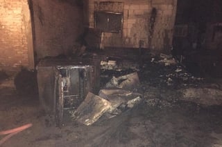 Daños. El incendio provocó daños en dos fincas ubicadas en la colonia Nueva Merced de la ciudad de Torreón. (EL SIGLO DE TORREÓN) 