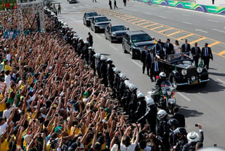 Entregados.Miles de personas celebraron la llegada de Jair Bolsonaro a la presidencia de Brasil. (AP)