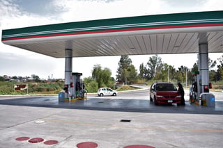 El suministro de gasolina en el estado de Michoacán continúa y a pesar de que sólo en algunas estaciones de servicio se ha restablecido, la desesperación de automovilistas y trabajadores del servicio público permanece. (ARCHIVO)
