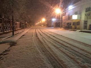 En los primeros minutos de este miércoles se registraron intensas nevadas en los municipio sonorenses de Nogales y Agua Prieta, dejando, además de frío, bellas postales navideñas. (TWITTER)