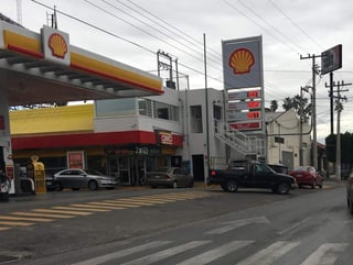 Los hechos se registraron minutos después de las 21:00 horas del pasado martes en la tienda Oxxo ubicada en el cruce del bulevar Independencia y la calle Arista, en una estación de gasolina. (ARCHIVO)