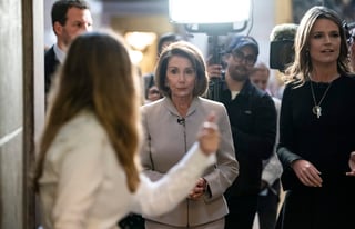 La previsiblemente próxima presidenta de la Cámara Baja, la demócrata Nancy Pelosi, aseguró a la salida de la reunión que la intención de sus colegas y ella es 'acabar con el cierre parcial administrativo mañana'. (AP)