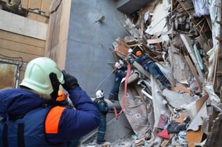 Rescate. Miembros de los servicios de rescate rusos retiran escombros del edificio derrumbado en Magnitogorsk. (EFE)