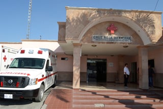 Acuden. Paramédicos de la Cruz Roja atendieron al joven. (EL SIGLO DE TORREÓN)