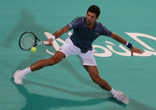 Novak Djokovic vino de atrás para vencer 4-6, 6-4, 6-1 a Marton Fucsovics y clasificó a cuartos de final en el torneo de Doha.