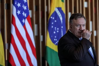 El secretario de Estado de EEUU, Mike Pompeo, durante la rueda de prensa conjunta con el canciller brasileño, Ernesto Araújo, hoy en el Ministerio de Relaciones Exteriores, en Brasilia. (EFE)