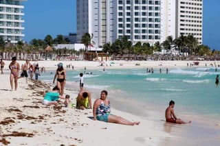 Ante un nuevo recale de sargazo a la costa de Cancún, las autoridades municipales intensificaron el cuidado de las playas. (ARCHIVO)