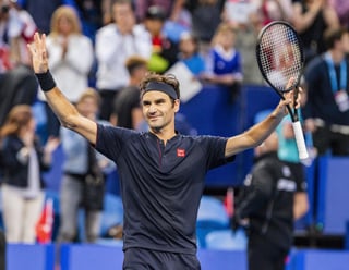 El suizo Roger Federer celebra tras vencer al griego Stefanos Tsitsipas en la Copa Hopman, en Perth, Australia.
