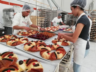 Rosca Lagunera. Trabajan 12 horas al día del tres al 6 de enero para sacar unas 8 mil roscas, señalan panaderos. (EL SIGLO DE TORREÓN/VIRGINIA HERNÁNDEZ)