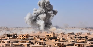 Masacre. La coalición liderada por EU bombardeó ayer áreas residenciales en la provincia de Deir Ezzor. (ESPECIAL)