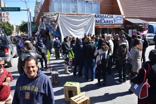 Hartos. Por extorsiones y abusos de agentes de Tránsito, locatarios del Mercado Alianza bloquearon la calle Múzquiz a la altura de la Juárez. Hora y media después del caos vial, llegó el jefe de Tránsito. (FERNANDO COMPEÁN)