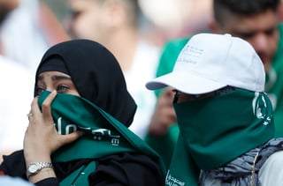 Mujeres saudíes en las gradas previo al partido entre Rusia y Arabia Saudí que dio inicio a la Copa del Mundo en el estadio Luzhniki, Rusia.