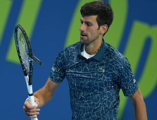 Frustrado, Novak Djokovic azotó su raqueta durante el juego de ayer ante Roberto Bautista. (ARCHIVO)