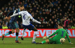 El delantero del Tottenham Fernando Llorente (i) anota el cuarto gol de su equipo durante el juego de la tercera ronda de la Copa FA. (ARCHIVO)