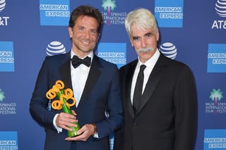 Premiación. Bradley Cooper y el coprotagonista de Nace una estrella, Sam Elliott. (AP) 
