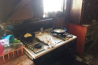 Afectaciones. Dentro de la cocina quedaron con daños una estufa, utensilios y otros objetos. (EL SIGLO DE TORREÓN) 