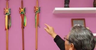 El bastón es el símbolo de poder y mando entre las autoridades municipales; en el caso de esa población de la región de la Costa, los ancianos consideraron que no era propio que una mujer lo portara. (ARCHIVO)