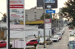 Filas. El desabasto de gasolina genera compras de pánico en Guanajuato, Querétaro, Estado de México, Jalisco, Michoacán y Tamaulipas.