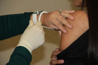 Evite riesgos. Acuda a su centro de salud u hospital más cercano a aplicarse la vacuna.