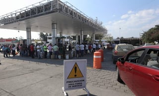 En varios estados se ha presentado desabasto de gasolina. (EFE) 