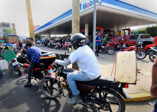 De manera gradual se ha ido restableciendo el abasto de combustible en la entidad, indicó el gobernador Diego Sinhue Rodríguez Vallejo, al señalar que en Guanajuato hay cada vez más gasolineras abiertas. (EFE)