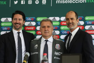 El argentino Gerardo Martino luce los colores del Tricolor junto a Yon de Luisa (i) y Guillermo Cantú (d), dirigentes de la Federación Mexicana de Futbol.