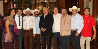 En un breve encuentro, el mandatario nacional posó para la foto y también revisó los detalles de lo que será la presentación del 'Programa Centenario de Emiliano Zapata'. (ESPECIAL)