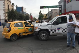 Accidente. El conductor de la grúa del Municipio no respetó la luz roja en el semáforo y se impactó contra un taxi. (EL SIGLO DE TORREÓN)