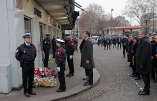 Homenaje. La alcaldesa de París y el ministro del Interior, Christophe Castaner, acudieron a instalaciones de la revista. (AP)