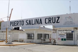 En Salina Cruz, sede de una refinería de Petróleos Mexicanos (Pemex), usuarios reportaron escasez de gasolinas y filas en las estaciones de servicio, mientras que en Bahías de Huatulco se informó la suspensión de algunos servicios públicos por falta de combustible. (ARCHIVO)