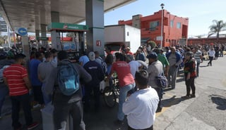 Afectados. Imágenes de la escasez de gasolina en Morelia, Michoacán, uno de los estados afectados. (ARCHIVO)