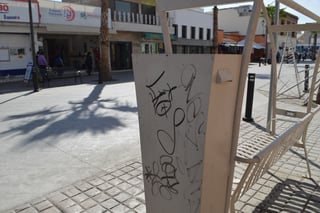Sin respeto. Bancas y otras estructuras de metal se observan afectadas por el grafiti, a pesar de la vigilancia de autoridades. (EL SIGLO DE TORREÓN)