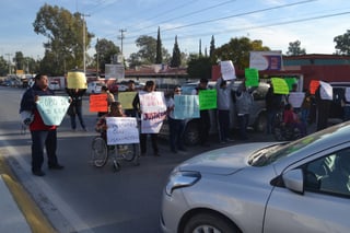Protesta. Manifestantes portaron pancartas ante el enojo de los automovilistas. (ANGÉLICA SANDOVAL)