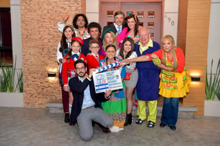 Una Familia de Diez se reunió hoy en el foro 1 de Televisa San Ángel, para realizar el pizarrazo oficial por inicio de grabaciones de su segunda temporada. (ESPECIAL)