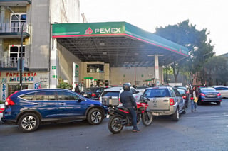 Por segundo día consecutivo, en gasolineras de la Ciudad de México y municipios del Estado de México se presentan dos hechos: el desabasto del combustible y, por ello, el cierre de las estaciones, así como largas filas de automóviles para cargar gasolina. (EL UNIVERSAL) 