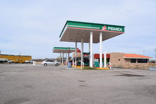 'En Coahuila hay 430 gasolineras y en Saltillo y la región sureste son 148. El problema se presenta en Saltillo, Ramos Arizpe, Arteaga y Parras y sólo en el 20% de ellas (30 en promedio), cerraron porque se les acabó el combustible. (ARCHIVO)