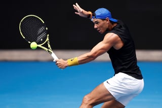 El tenista Rafael Nadal entrenó ayer en la Rod Laver Arena con el sudafricano Kevin Anderson.