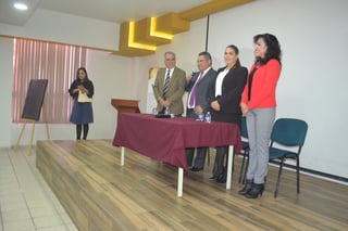 Posesión. Flor Estela Rentería Medina se presentó ayer en la Escuela Normal de Torreón. (ANGÉLICA SANDOVAL)