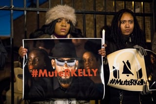 Molestas. Varias mujeres protestan frente al estudio del cantante R. Kelly. (AP)