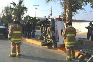 Volcadura. La camioneta terminó volcada sobre el camellón central de la carretera a Chihuahua. (EL SIGLO DE TORREÓN)