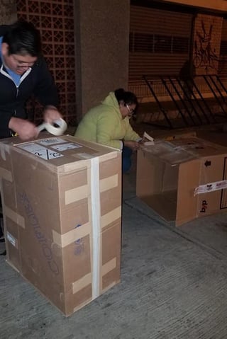 Ayuda. Los jóvenes de Nueva Rosita -San Juan de Sabinas- construyeron con cajas de cartón refugios para perros callejeros.