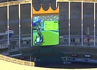 Mario Kart en una pantalla de 32 metros del estadio de béisbol de los Royals de Kansas. (INTERNET)