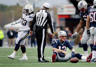 El defensivo de Chargers Darius Philon celebra después de capturar al quarterback de Patriots, Tom Brady.