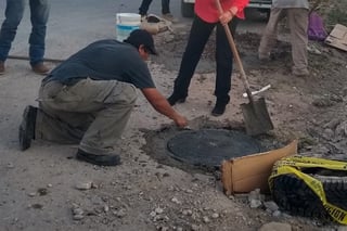 Tapaderas. Se encuentran realizando la reposición de tapaderas de alcantarillas en el municipio de Lerdo.