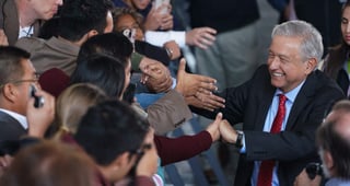 El presidente Andrés Manuel López Obrador pidió paciencia a los ciudadanos y dijo que su gobierno no va a dar marcha atrás en la estrategia contra el robo de combustible.  (NOTIMEX)