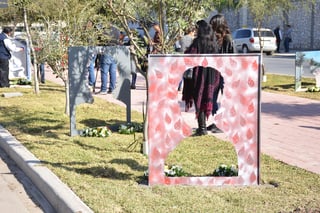 Memorial. Son siete placas las que simulan la silueta de las víctimas de desaparición y feminicidio en Torreón. (FERNANDO COMPEÁN)