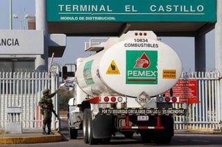 Intensa actividad de ingreso y salida de pipas se registra desde muy temprano en el centro de distribución y almacenamiento de Petróleos Mexicanos (Pemex), ubicado entre los límites de las alcaldías Azcapotzalco y Miguel Hidalgo, en la Ciudad de México. (EFE)